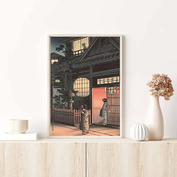 Ce tableau japonais ukiyo-e est un hommage au monde flottant. L'affiche est disposé dans un cadre en bois et sur un meuble en bois pour une décoration japonaise minimaliste