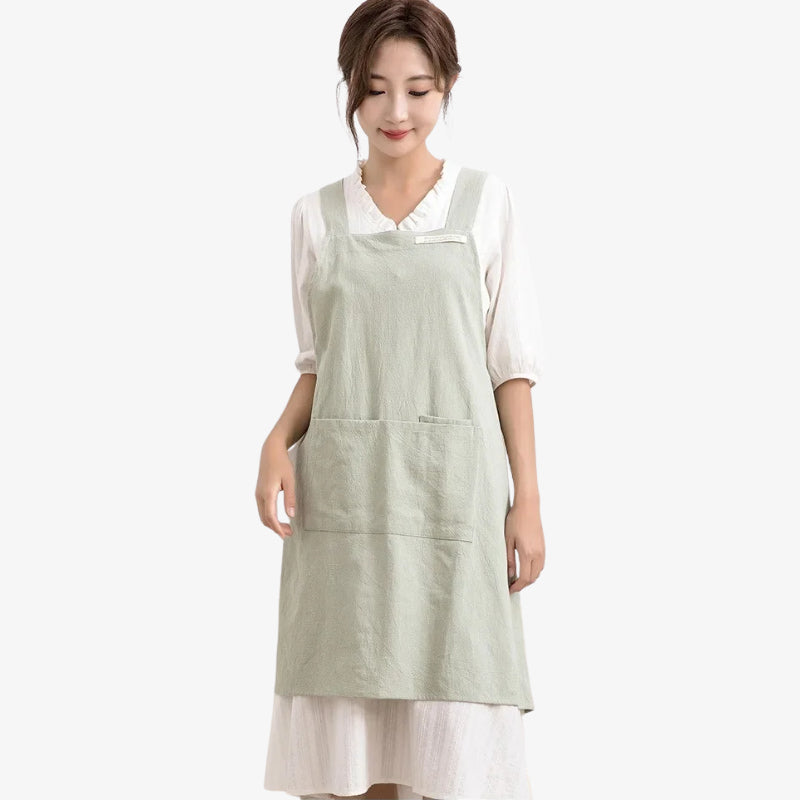 Tablier japonais croisé en coton et lin porté par une femme