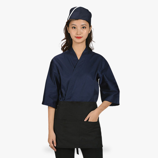 Une cuisinière porte un tablier japonais femme de couleur bleu marine et un demi-tablier maekake