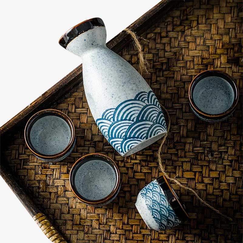 Set à saké vintage en verre, apportant une touche de design rétro japonais à votre collection. Set à saké japonais en céramique avec motif de vagues seigaiha