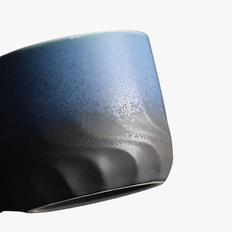 Une tasse artisanale matcha dans un style wabi sabi