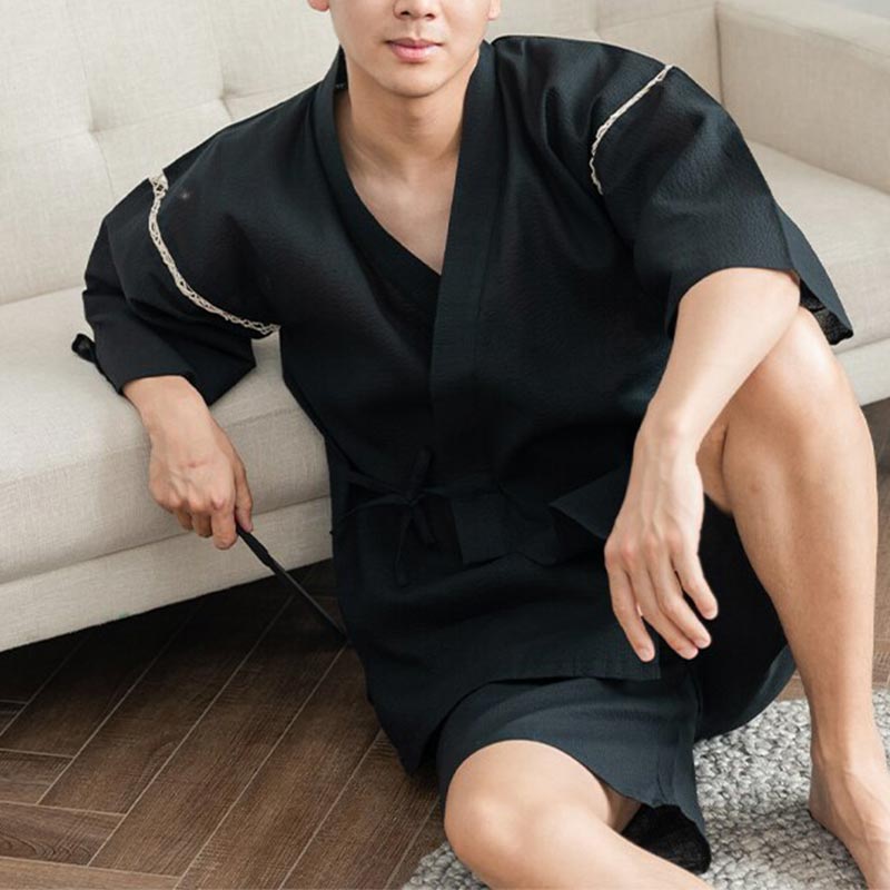 Détail d'un jinbei homme traditionnel japonais porté avec un short