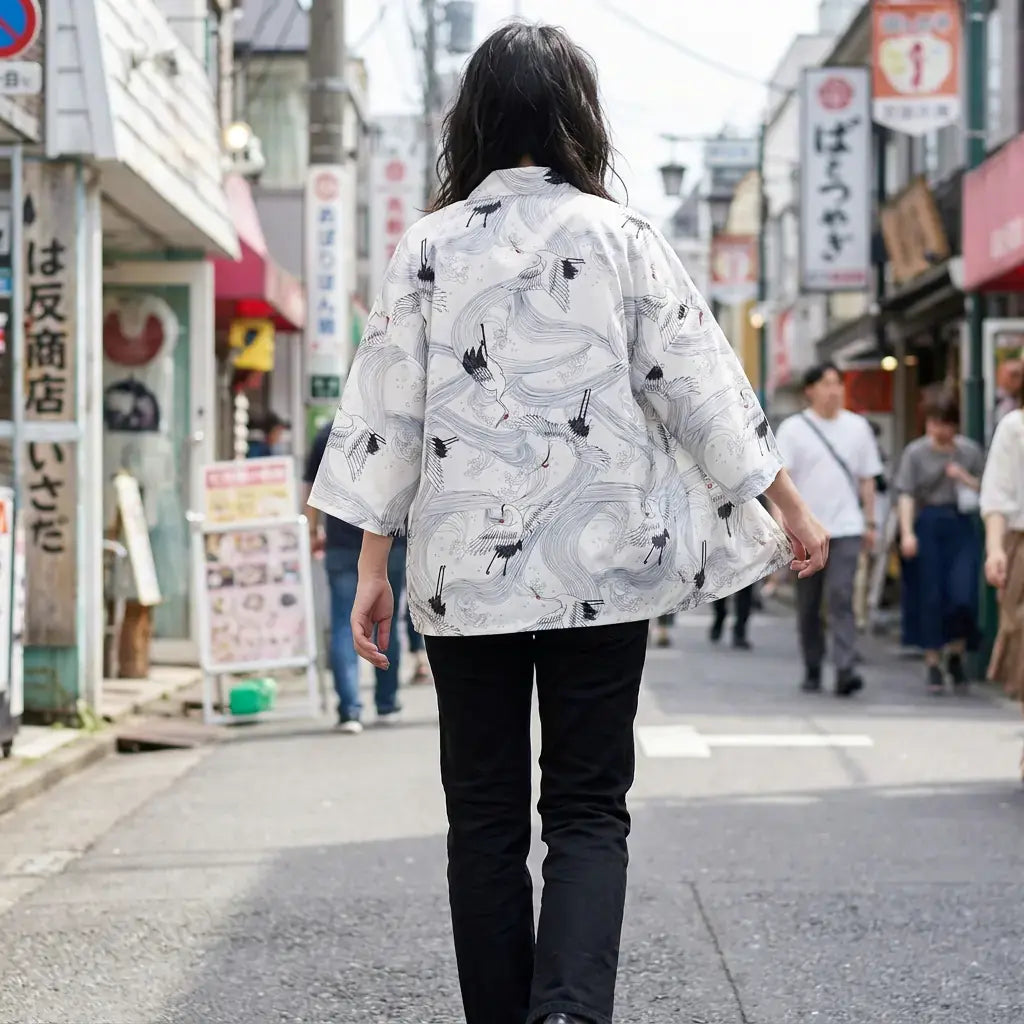 Veste Effet Kimono porté par une femme dans une pièce japonaise traditionnelle