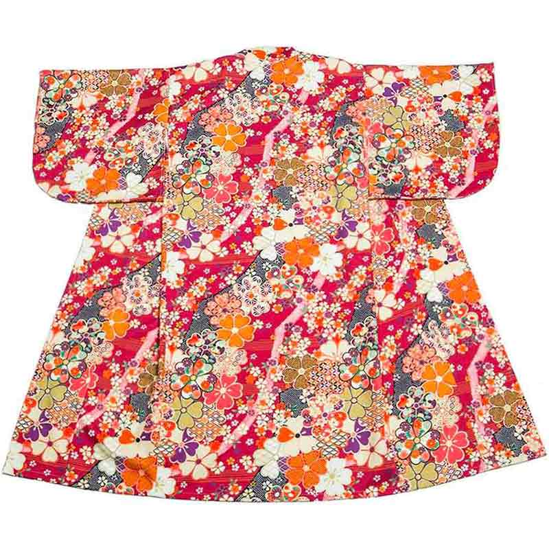 Tissu du kimono rouge japonais avec motifs de fleurs de sakura