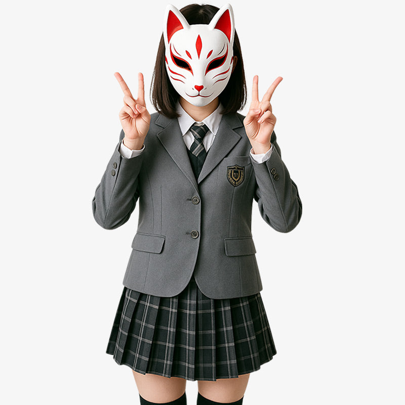 une fille porte un uniforme lyceenne japonaise de couleur gris avec un blazer, une jupe plissée et des chaussettes hautes noire, ainsi qu une cravatte a carreaux et une chemise blanche sous le blazer japonais. Son visage est cachée par un masque traditionnel Kitsune