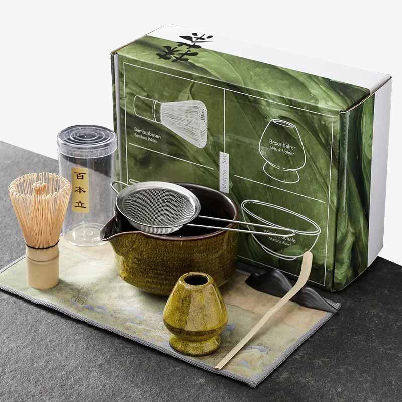 Les ustensiles the matcha dans un pack complet qui contient un fouet chasen, un bol chawan, spatule chashaku, et le support a fouet en céramique