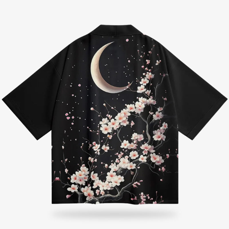 Une veste haori Lune aux motifs délicats de lune, apportant une touche mystique à une pièce d'extérieur japonaise classique