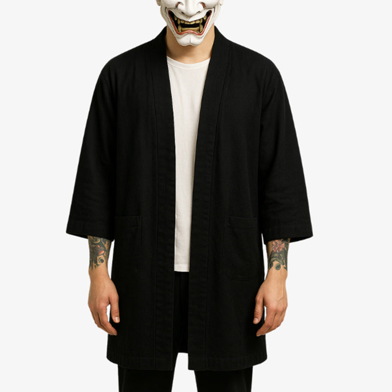 Une veste Haori noire inspirée des vêtements d'extérieur traditionnels japonais, idéale pour être portée avec des tenues décontractées ou formelles.