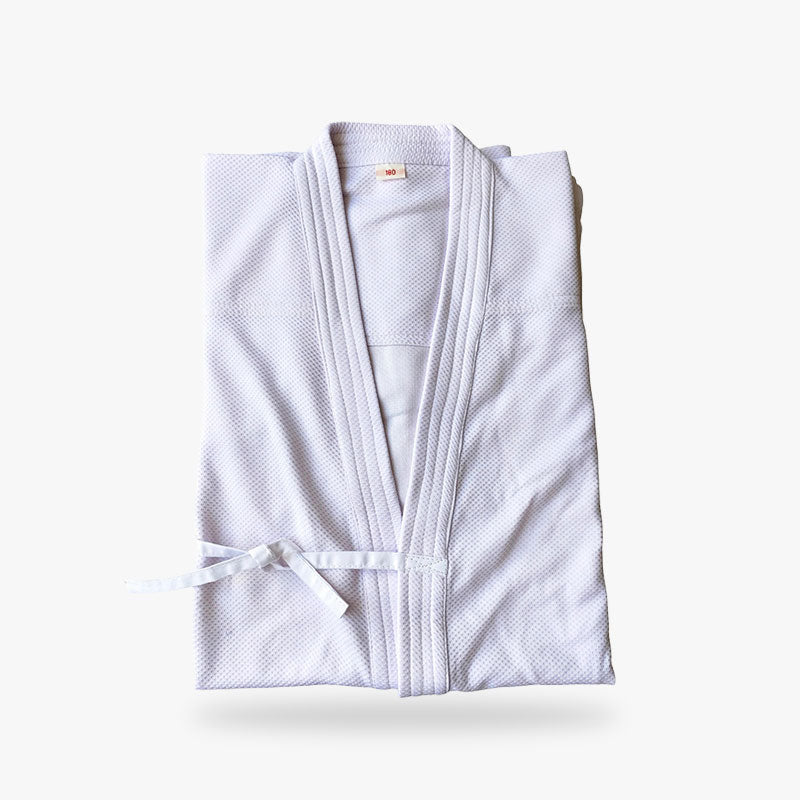 La Veste keikogi est idéale pour les arts martiaux japonais, fabriquée avec des matériaux de haute qualité pour une durabilité maximale