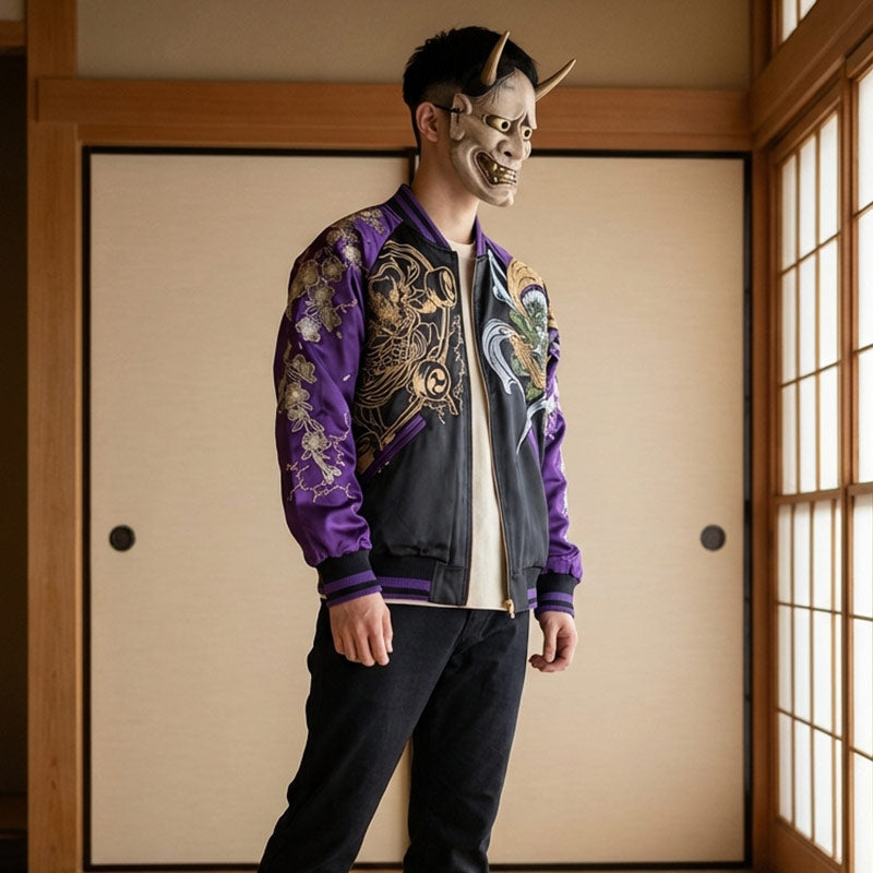 Personne portant un masque japonais traditionnel et une veste souvenir japonaise aux motifs élaborés