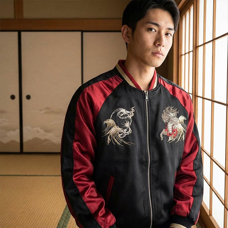 Homme portant une veste souvenir noire et rouge aux motifs japonais brodés dans une pièce traditionnelle washitsu