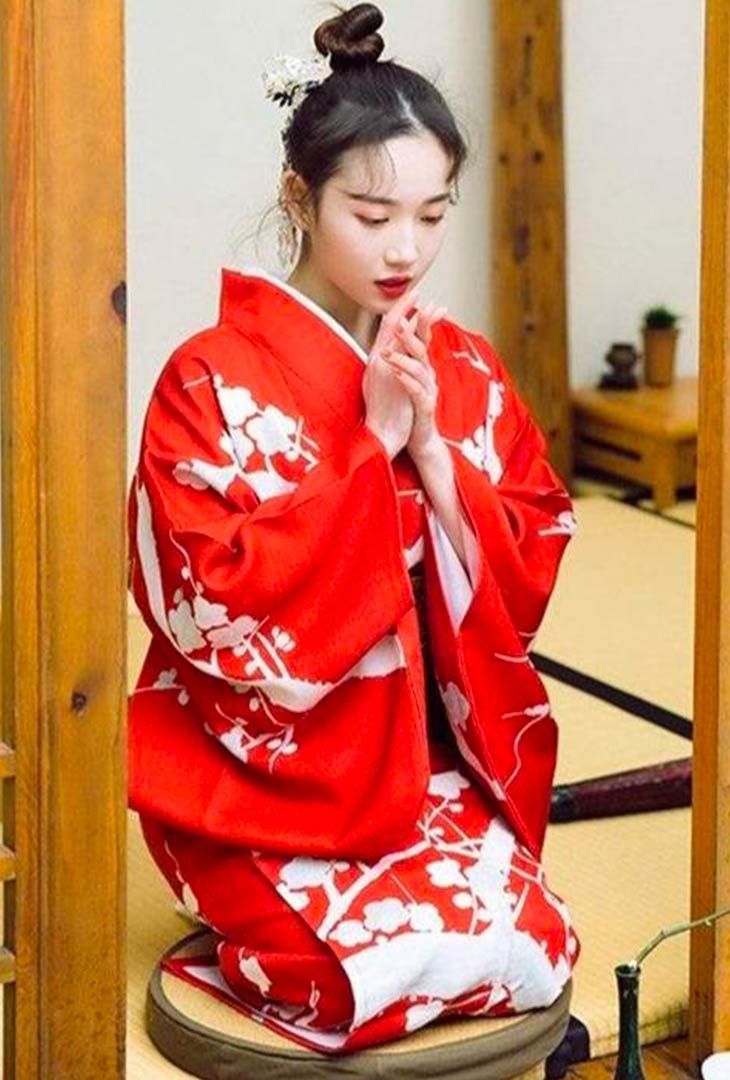 Kimono rouge noué à la taille