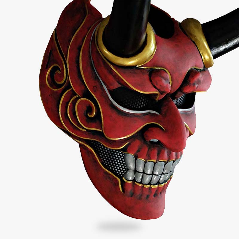 Le masque japonais rouge est fabriqué en  fibre de glace. C'est un masque de Oni avec des cornes et des dents. Le masque traditionnel japoans est frabriqué avec des cornes de couleur noires