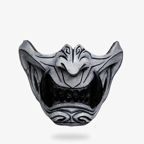 Le demis masque Oni est un masque samouraï représentant un démon Oni avec des crocs acérés