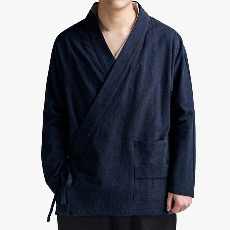 un homme est vêtu d'un cardigan style kimono de couleur bleu marine
