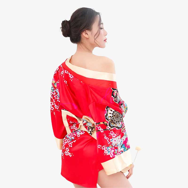 Une geisha porte un kimono de femme nuit de couleur rouge avec un imprimé floral