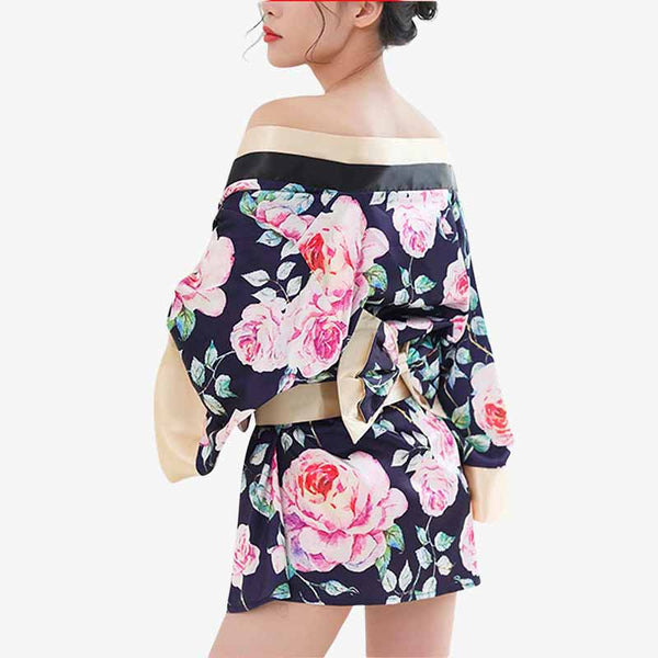 Une geisha porte un kimono de nuit japonais avec une ceinture Obi et des motifs japonais fleurs imprimés sur le tissu du vetement geisha