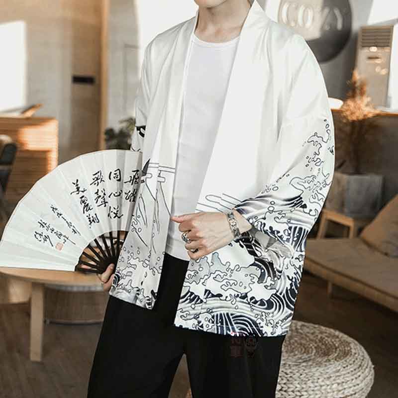 Un homme avec un kimono dragon animal dans le dos et un eventail sensu. Les motifs japonais de vaggue