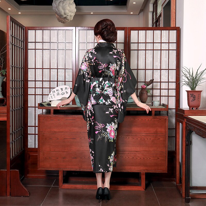 kimono-femme-nuit-noir-japon