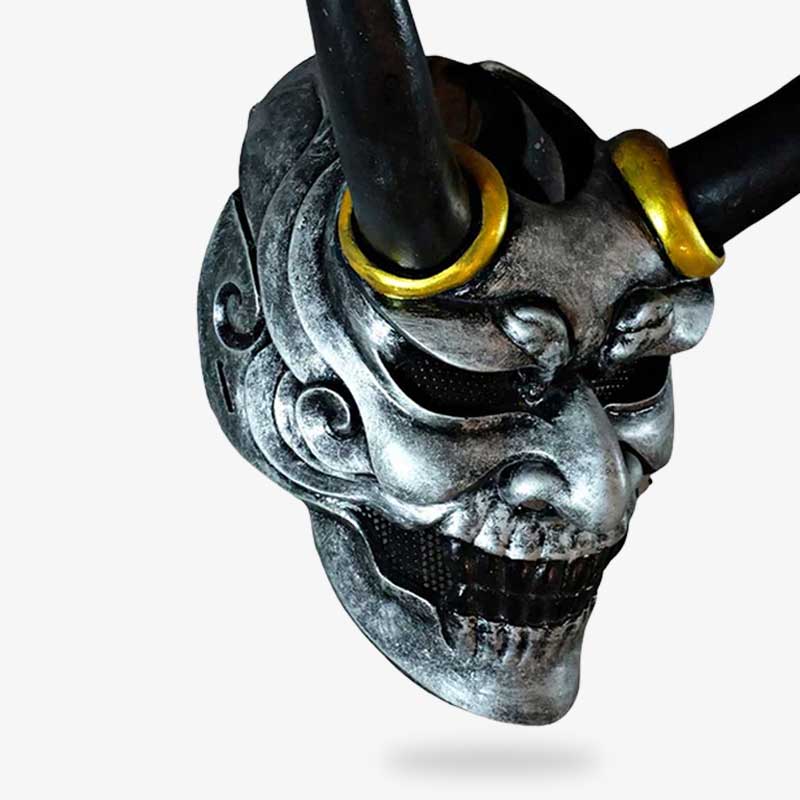 Masque de demon japon avec des cornes, des dents. Masque japonais d'horreur