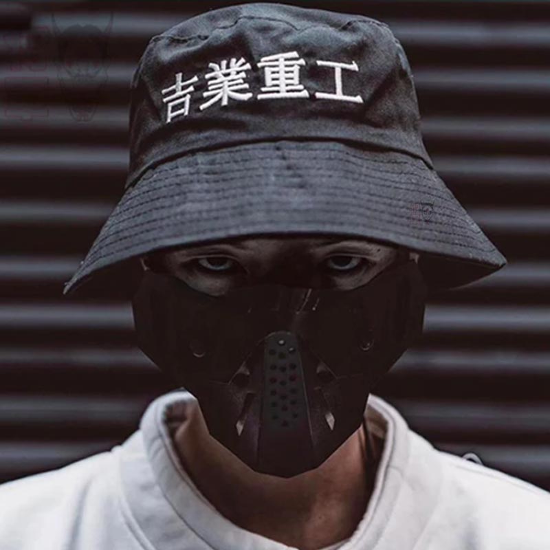 un homme japonais porte un masque futuriste style cyberpunk et un bob noir avec des imprimés de lettres Kanji