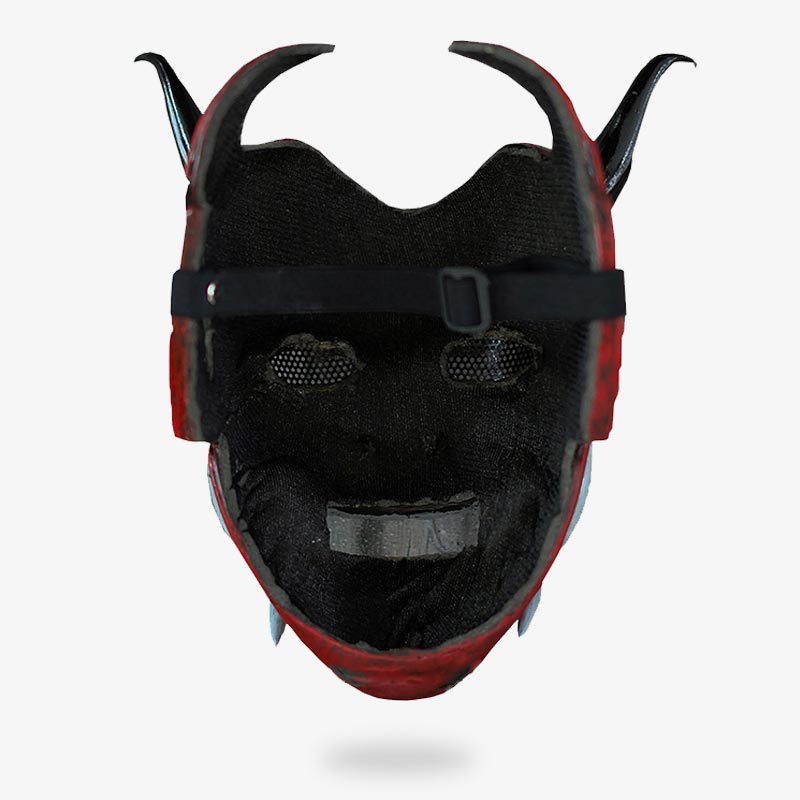 Un masque japonais de demon fabriqué à la main et avec une mousse interieur, ainsi qu'une sangle réglable pour la tête