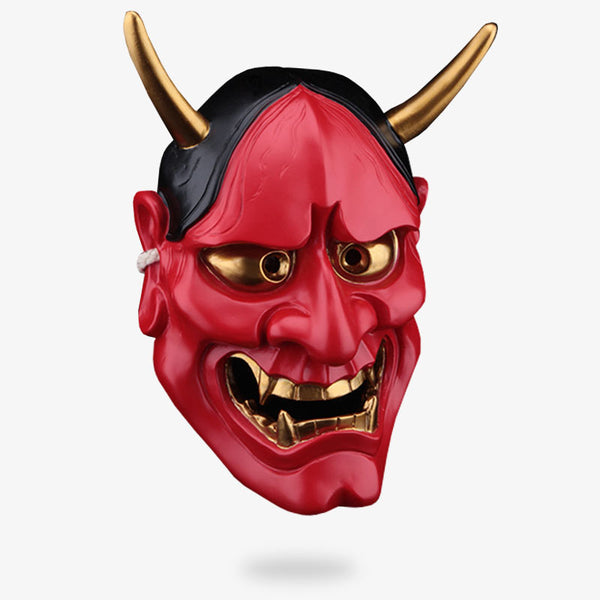 Ce masque diable japonais est rouge avec des cornes et des dents de monstre
