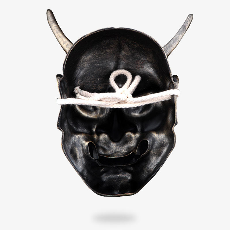 ce masque japonais mural a une forme de visage de démon Oni. Il s'attache autour de la taille avec une cordelette