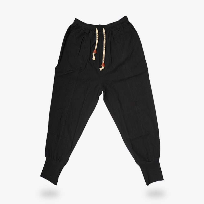 Le pantalon cargo streetwear se porte avec un look casual. Le bas se serre avec deux cordons au niveau de la taille