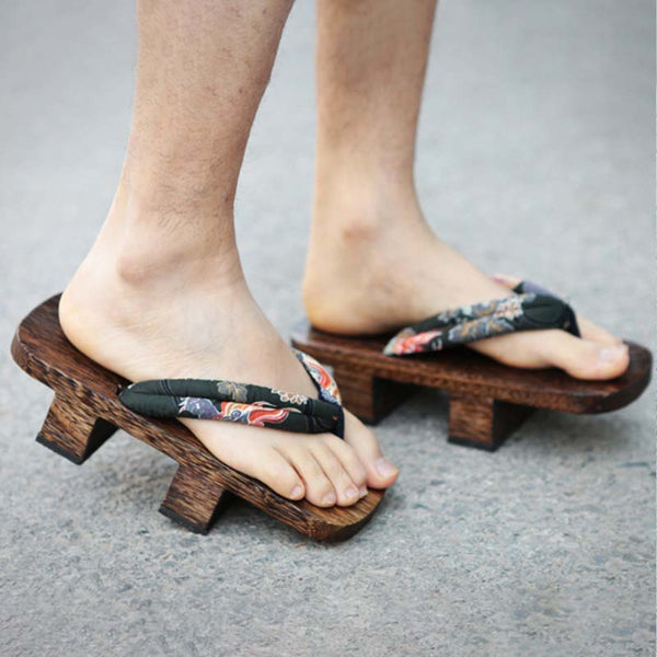 La sandale japonaise Geta est une claquette en bois avec une lanière qui se porte avec un kimono