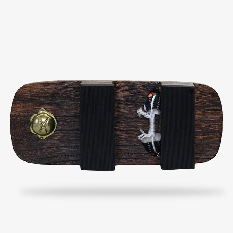 Détail du bois et de la lanière des sandales geta