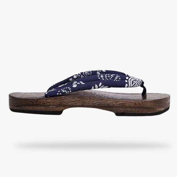 Ces sandales japonaises zori sont des chaussures en bois japonaises. On les porte avec un kimono japonais