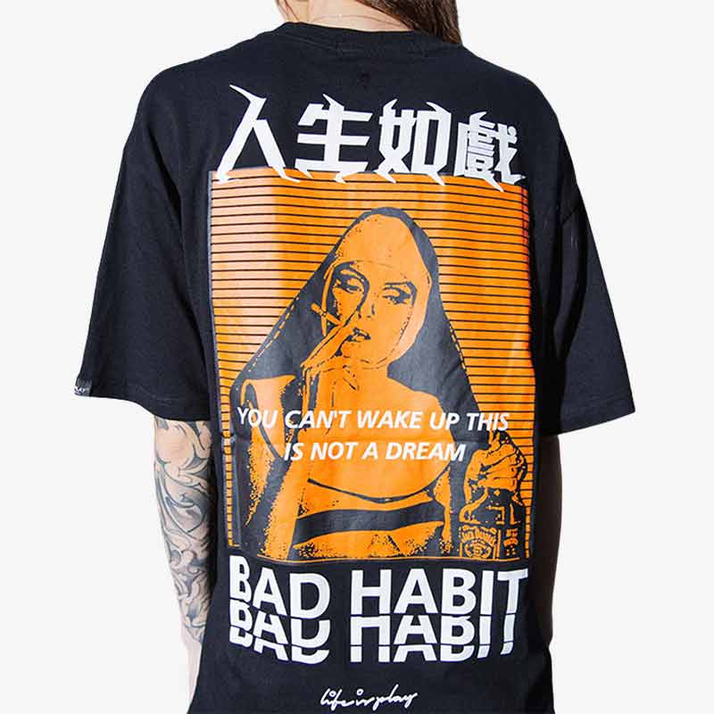 Un femme porte un streetwear tee shirt avec un motif de femme en train de fumer