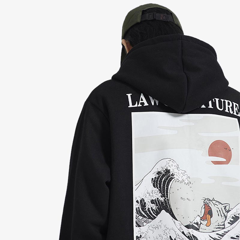Un homme de dos porte un sweat Kanagawa. Le hoodie japonais est imprimé avec la vague d'hokusai et un chat maneki neko