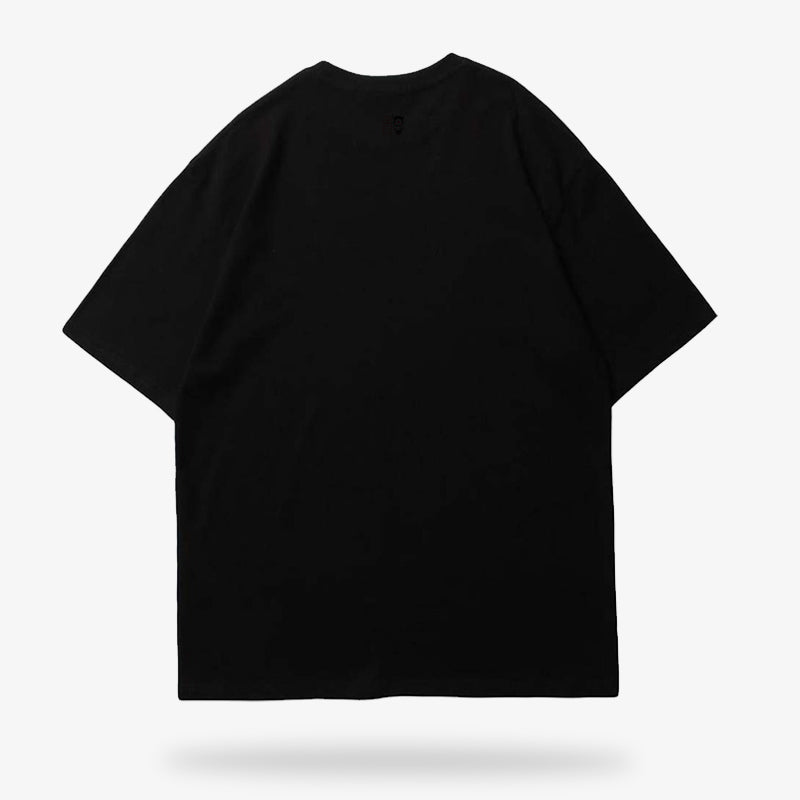 Ce vêtement noir est un t-shirt japonais pour femme