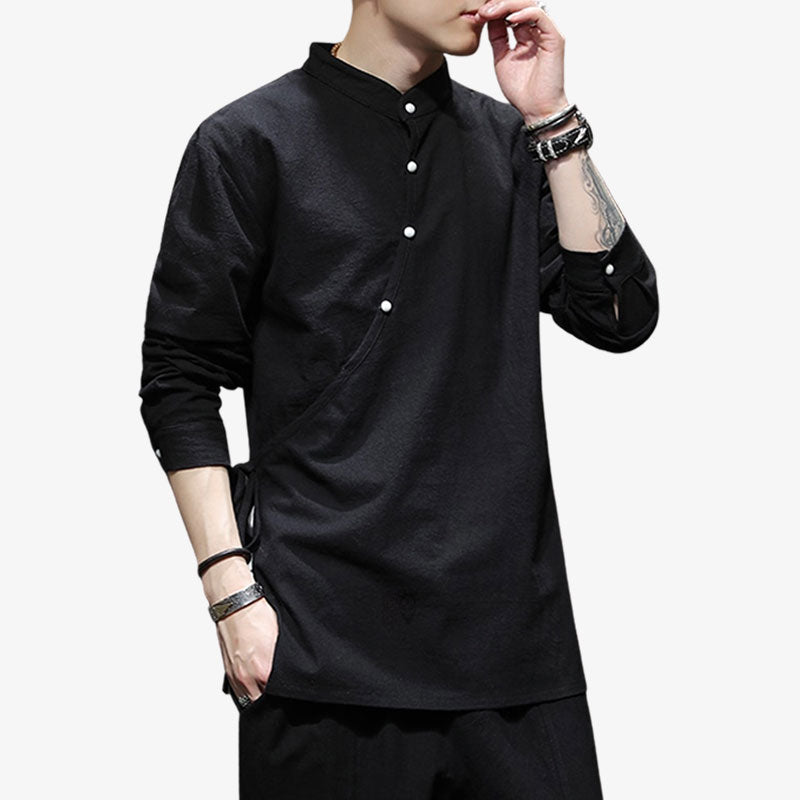 Un homme asiatique porte un t-shirt zen de couleur noire. Le tissu est fabriqué avec un col mao et quatres boutons blancs