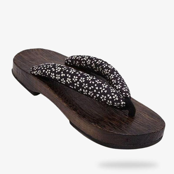 ces tongs japonaise sont des sandales en bois geta. Ces chaussures japonaises traditionnelles se portent avec des chaussettes Tabi