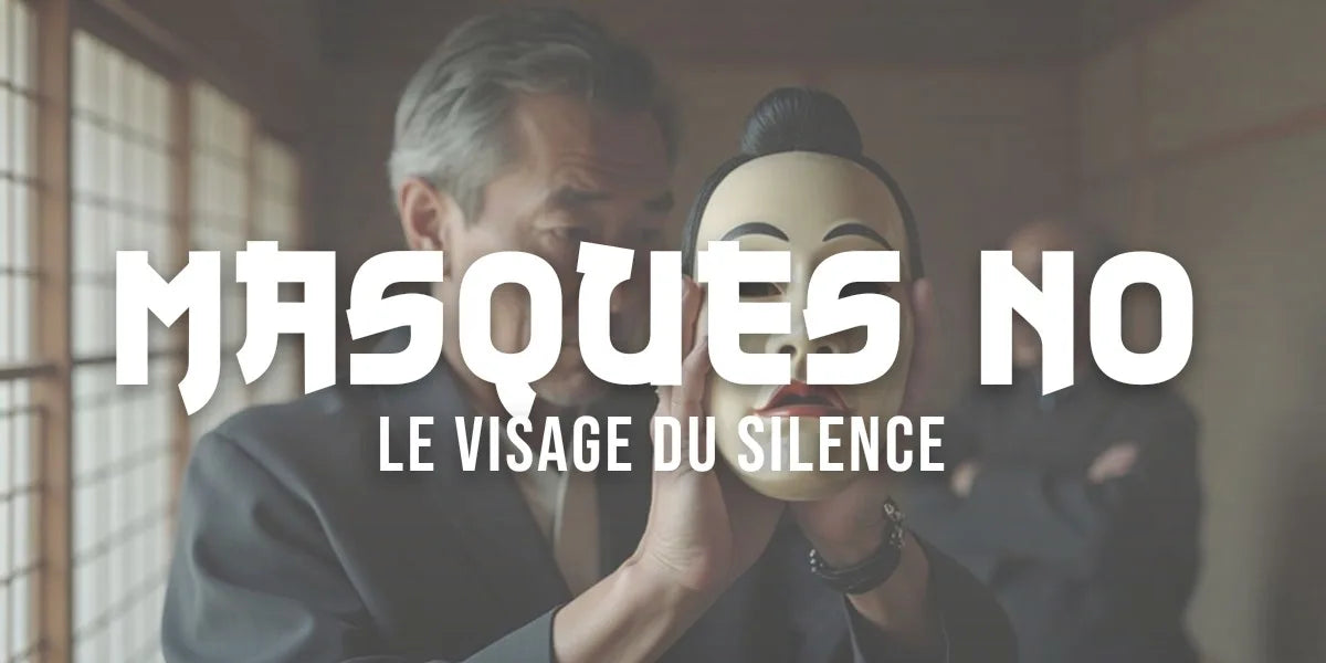 Acteur de nô tenant un masque en bois laqué près de son visage, lumière douce
