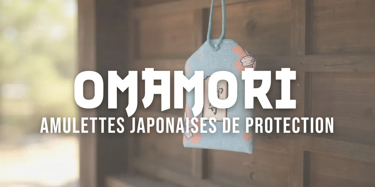 Omamori, amulette japonaise en brocart bleu brodée des kanji 御守, posée sur le comptoir en bois d'un sanctuaire