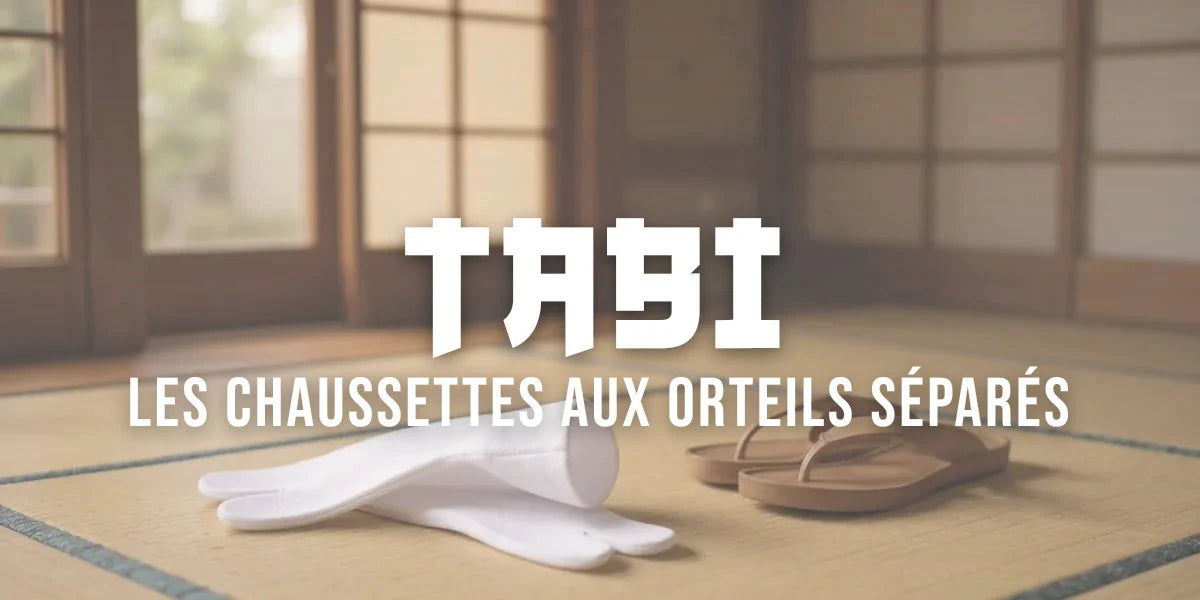 Chaussettes tabi blanches traditionnelles posées sur un tatami, à côté de sandales geta