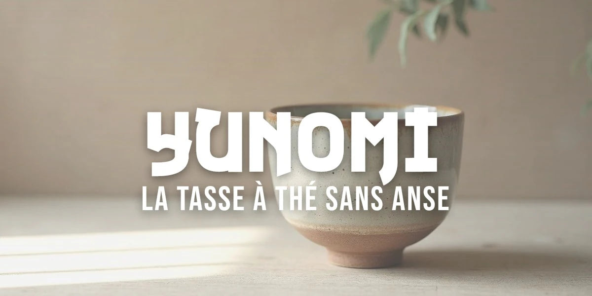 Gros plan d'une tasse yunomi en grès brut, posée de biais, lumière naturelle du matin éclairant sa texture irrégulière