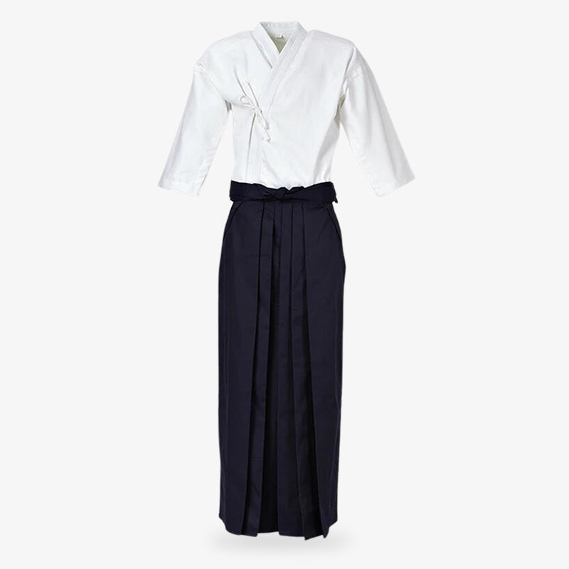 un ensemble de vêtements pour les arts martiaux japonais Aikido et kendo. Le keikogi est la veste blanche et le hakama noir est le pantalon en forme de robe