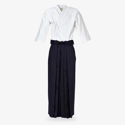 un ensemble de vêtements pour les arts martiaux japonais Aikido et kendo. Le keikogi est la veste blanche et le hakama noir est le pantalon en forme de robe