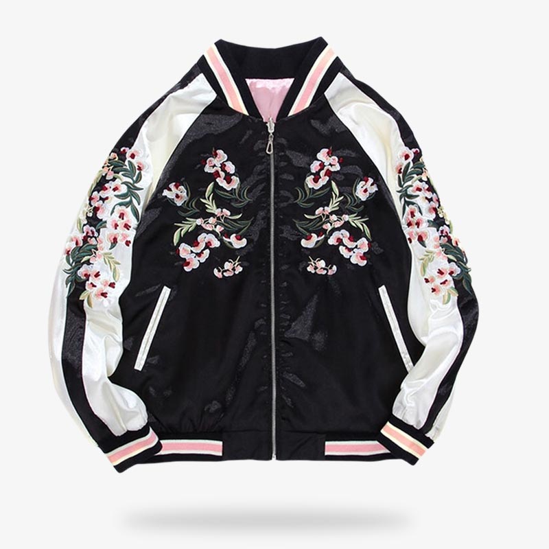 Cette veste sukajan noire et blanche est un bomber femme japonais qui se ferme avec une fermeture eclaire. Les motifs floraux du manteau sont brodés