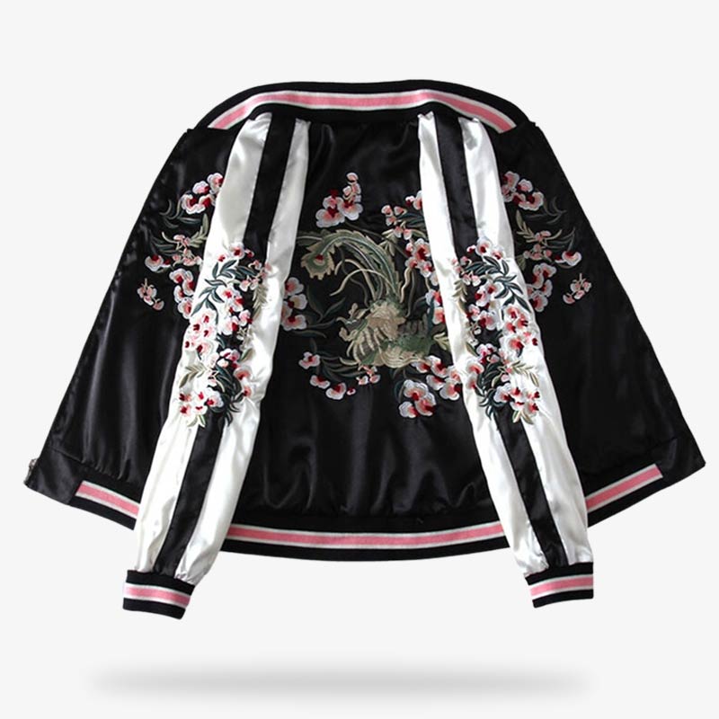 Un bomber Japon homme de couleur noir et blanc avec des motifs floraux brodés sur les manches et le dos du manteau sukajan