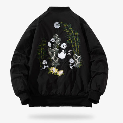 Un manteau japonais noir est un bomber sukajan au motif panda