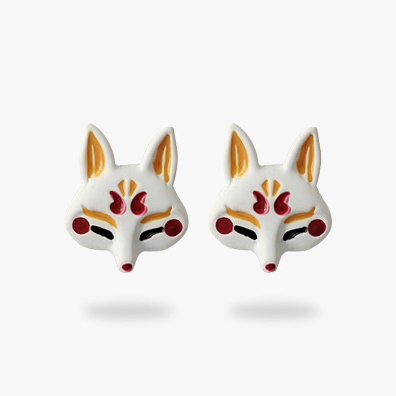 Ces boucles d'oreilles japonaises sont en forme de masque de renard Kitsune