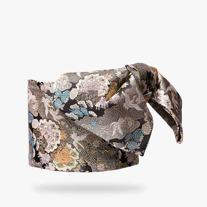 La ceinture style obi est brodée avec des motifs japonais traditionnels: la grues Tsuru et le symbole sakura. La ceinture japonaise est en forme de noeud obi pour fermer le kimono japonais