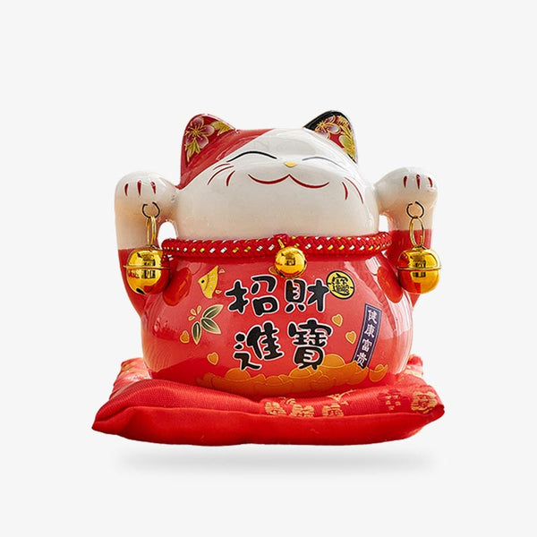 ce Chat Porte Bonheur Japonais est fabriqué en céramique. Il a les deux pattes levées et tien des clochettes dorées. Ce chat porte-bonheur japonais est peint en rouge avec des kanji