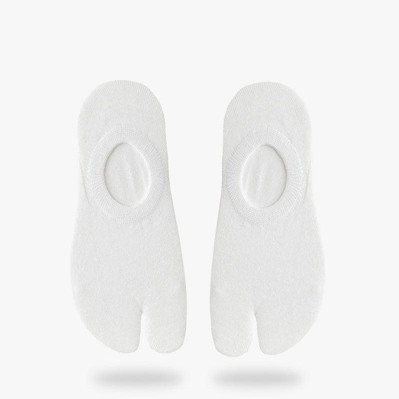 Une paire de chaussette japonaise tong de couleur blanche. Chaussettes tabi japonaises basses pour homme et femme